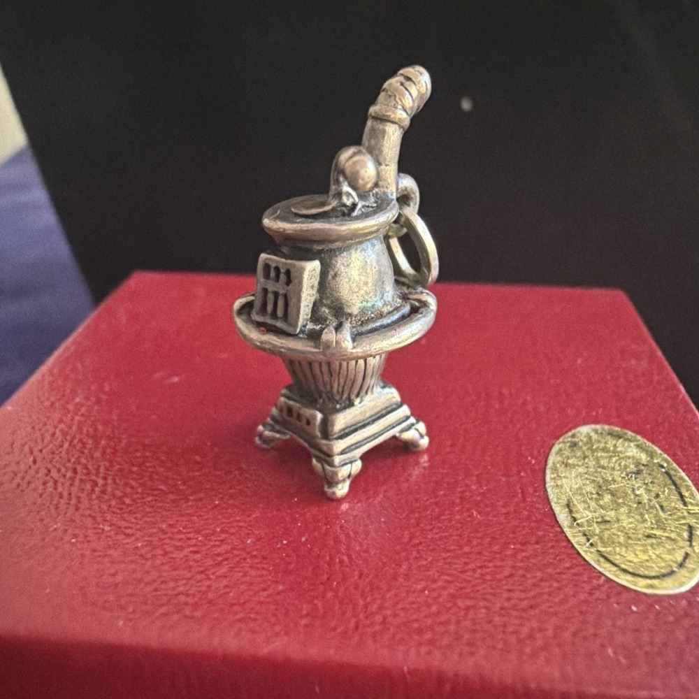 VINTAGE BEAU STERLING SILVER CHARM WOOD BURNING POTBELLY STOVE 3-D